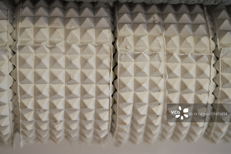 工业滚筒，带有重复的金字塔图案纹理图片素材