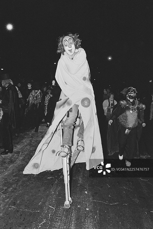 纽约市乡村万圣节游行中的踩高跷小丑图片素材