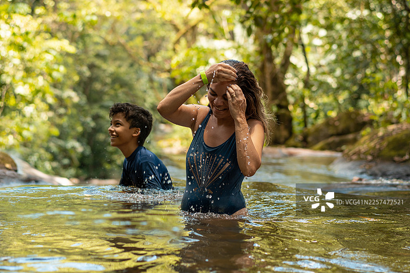 游客在瀑布中纳凉图片素材