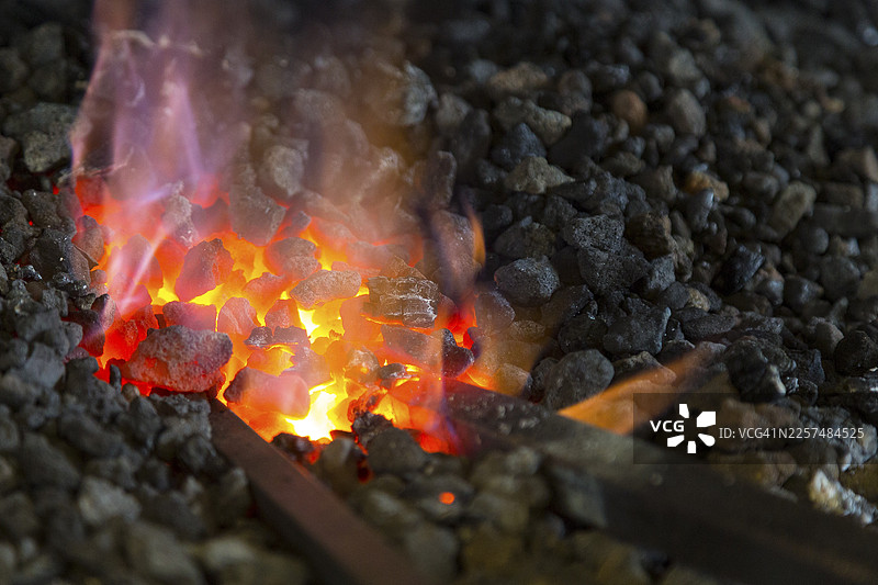 一位铁匠在德国萨克森州德累斯顿-布吕劳的Ehnert铁匠铺劳作图片素材