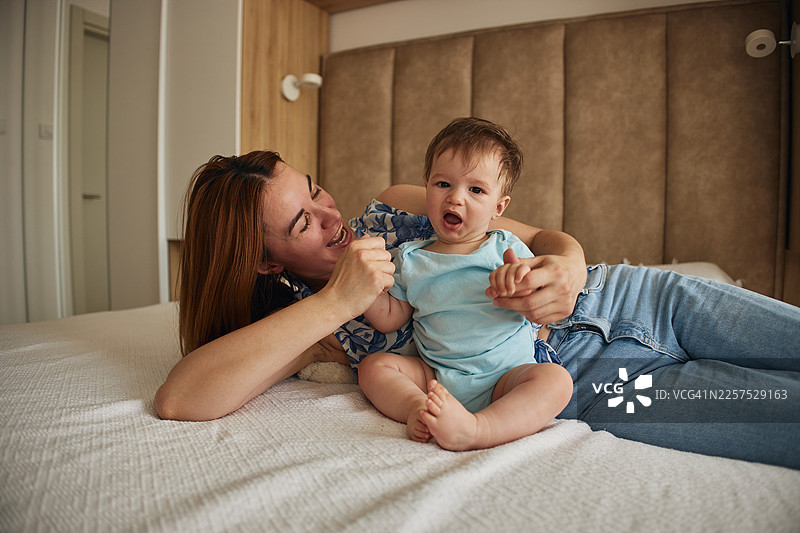 快乐的男婴和妈妈玩耍图片素材