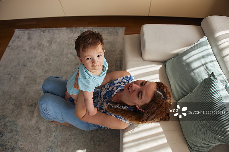 快乐的男婴和妈妈一起玩耍图片素材