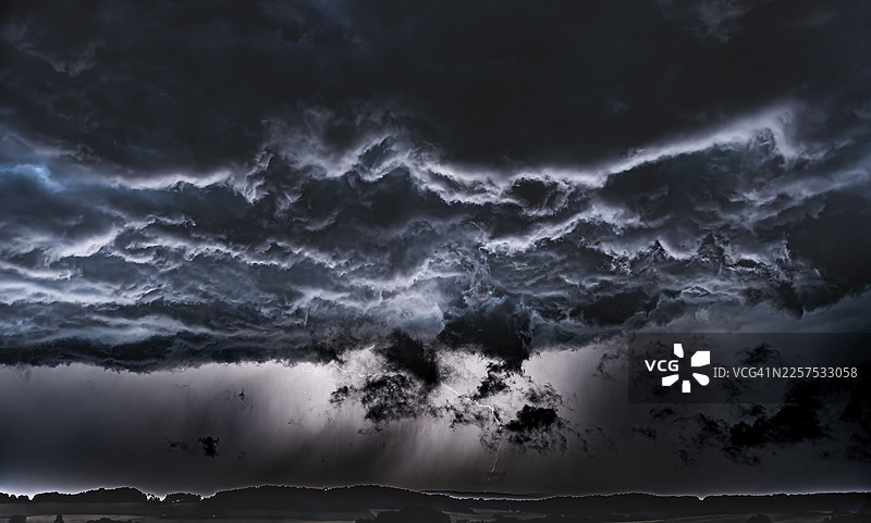 乌云密布，雷雨将至，奥斯纳布吕克地区，威恩山脉，下萨克森，德国图片素材