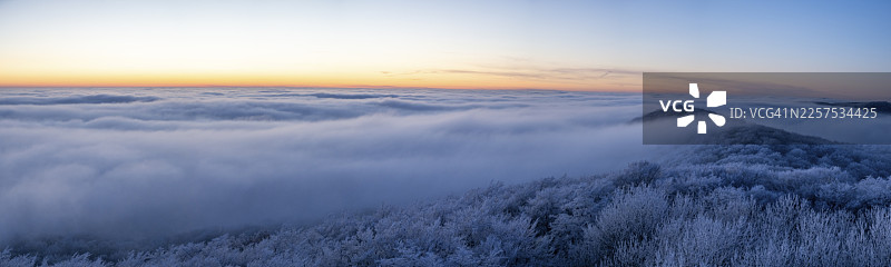 黄昏时分，宁静的天空下是广阔的雪景，这是从高处拍摄的条顿堡森林的全景，包括施泰内格观景塔，位于下萨克森州奥斯纳布吕克区的迪森。图片素材
