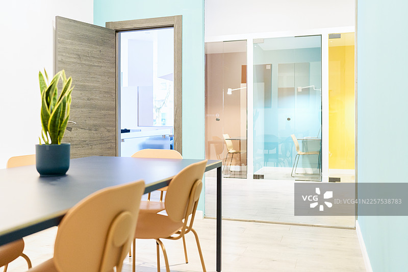 现代办公室明亮会议室，配有彩色玻璃隔断图片素材