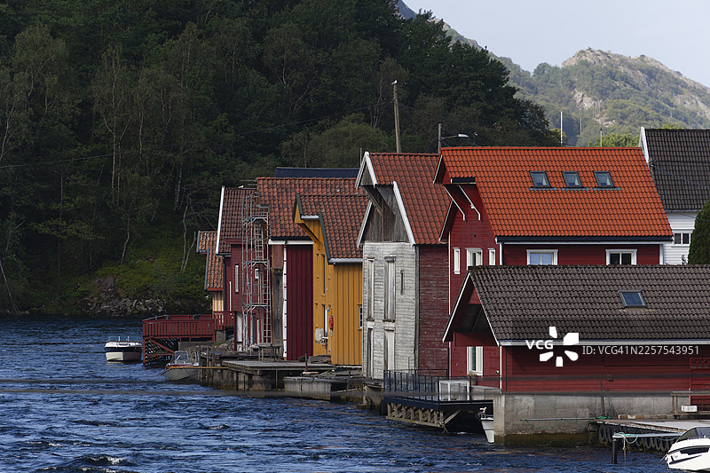 河边的宁静村庄，古老的木屋。夏季，挪威阿格德尔郡，西雷奥纳（Sireåna）。图片素材