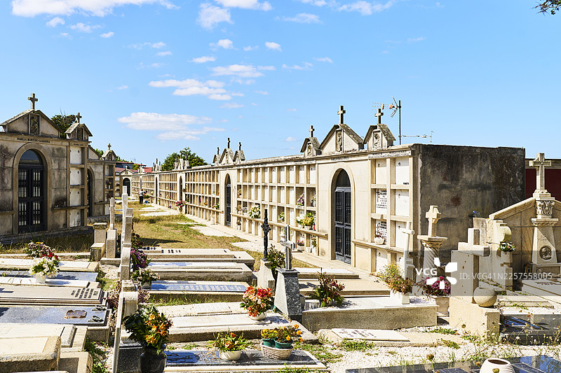 蓝天下，墓地展示着新旧墓葬区域图片素材