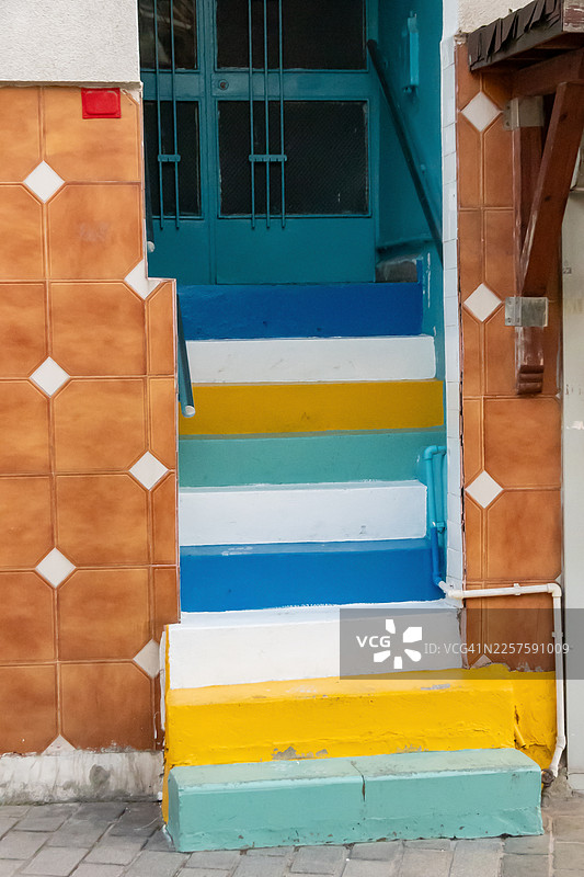 伊斯坦布尔一栋新修复房屋中色彩斑斓的台阶细节图片素材