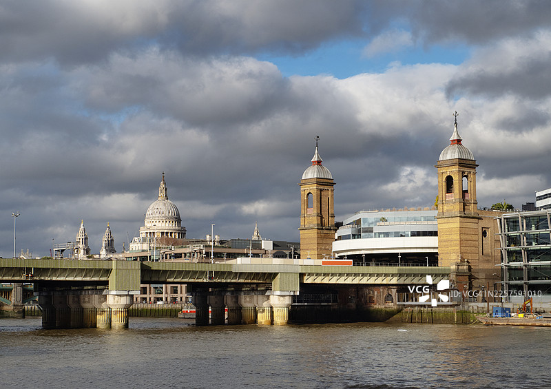 炮兵街站和圣保罗大教堂图片素材