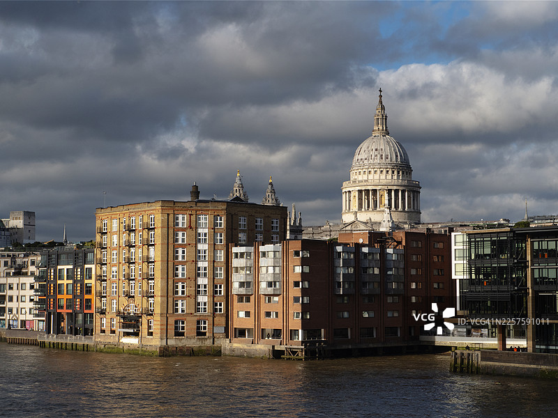 泰晤士河畔与圣保罗大教堂图片素材