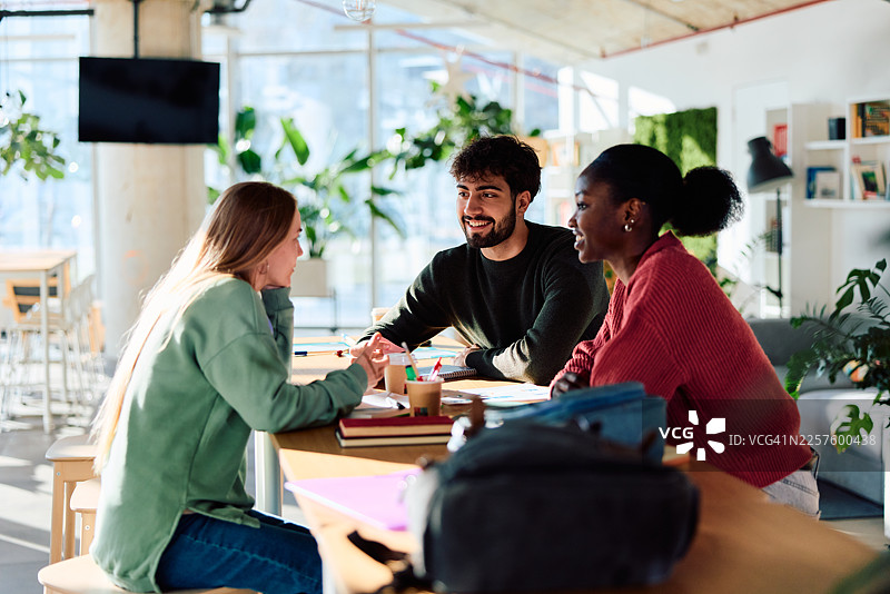 多元化的学生在大学图书馆合作项目图片素材