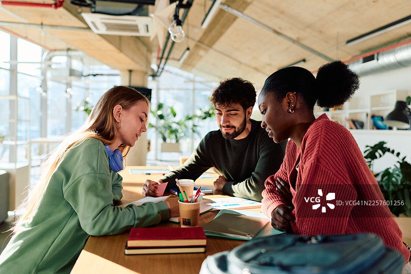 大学生在现代图书馆合作项目图片素材