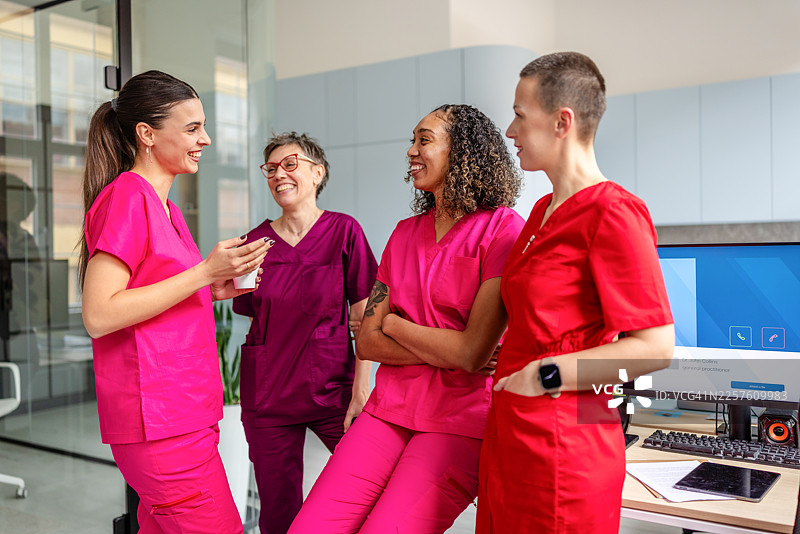 医护人员在医院环境中分享喜悦的时刻，并在各自的医疗岗位上互相支持图片素材