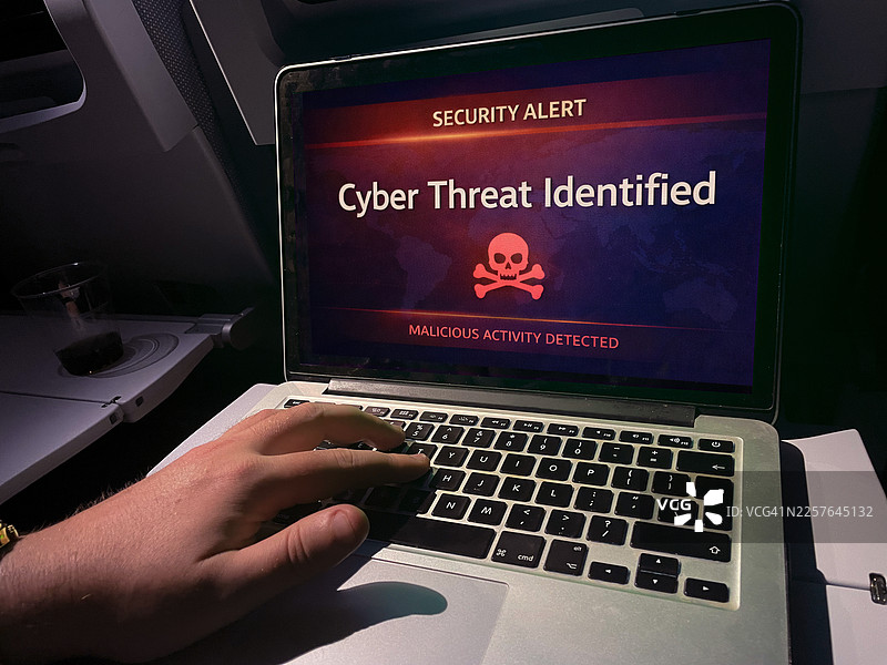 飞机飞行途中，笔记本电脑屏幕显示网络威胁警报图片素材