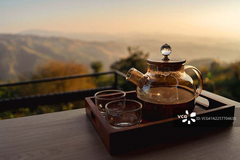 在泰国北部山顶上享用热气腾腾的新鲜咖啡作为早餐图片素材