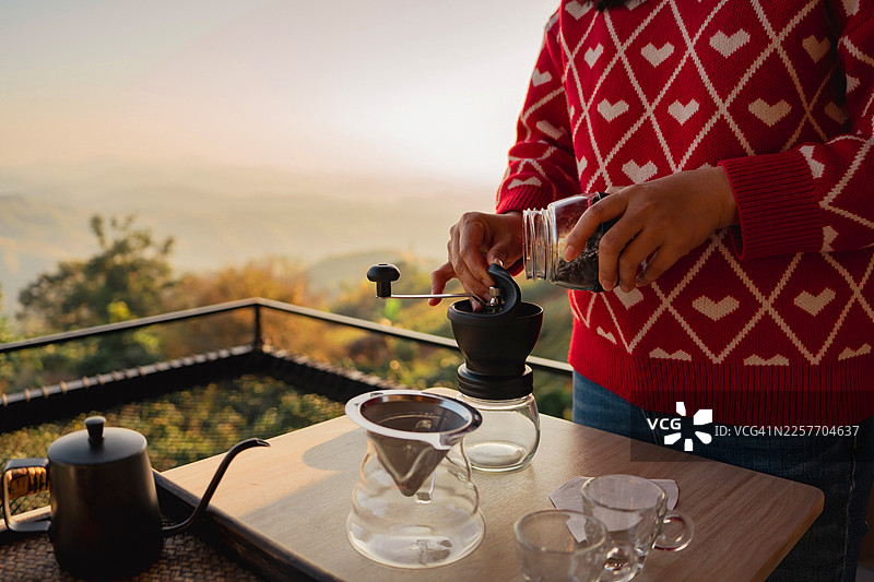 在泰国北部的一座山顶上，享用热气腾腾的新鲜咖啡作为早餐。图片素材