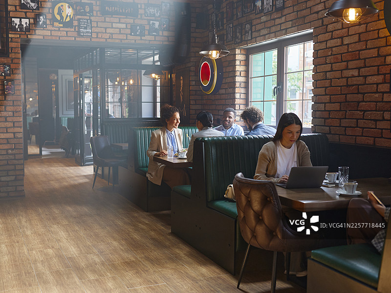 一群人在酒吧里消磨时光。图片素材