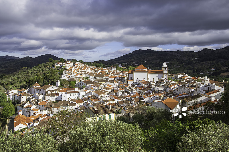 葡萄牙内陆历史名城皮奥达城堡的白色建筑图片素材