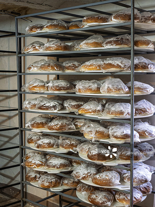 传统面包店里摆满了待售的蛋糕图片素材