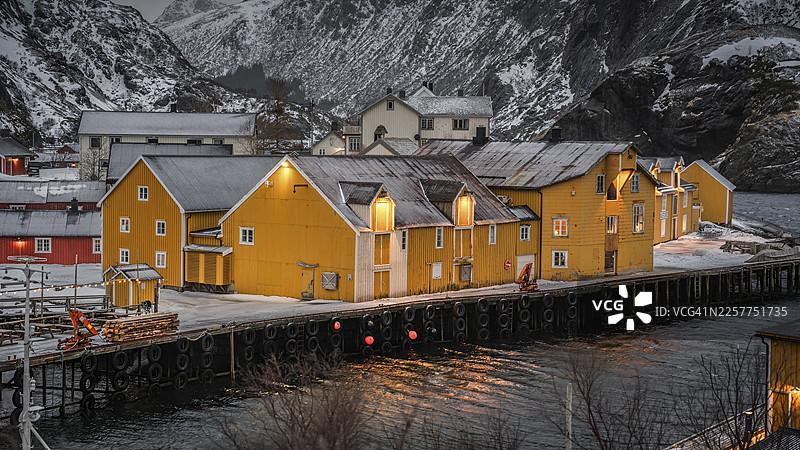 挪威诺德兰郡罗弗敦群岛弗拉克斯塔德市镇的一个渔村努斯菲尤尔。图片素材