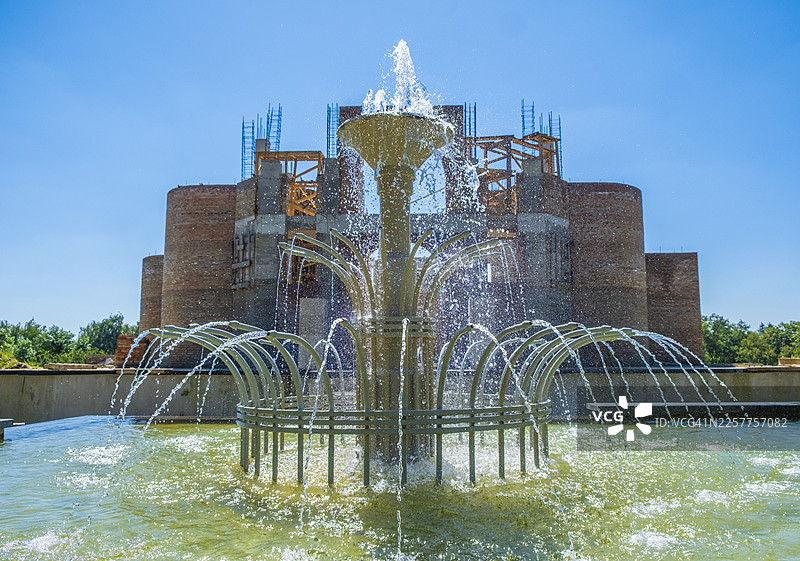 卢茨克未完工的建筑旁喷涌的喷泉图片素材
