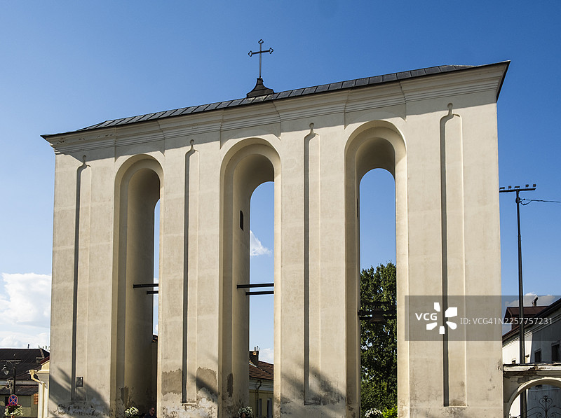 卢茨克历史钟楼，拱门映衬蓝天图片素材