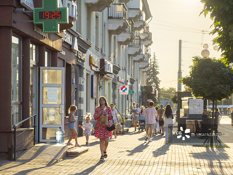 夕阳时分，人们走在卢茨克市的街道上图片素材