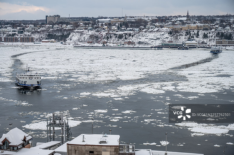 圣劳伦斯河和渡轮的景色图片素材
