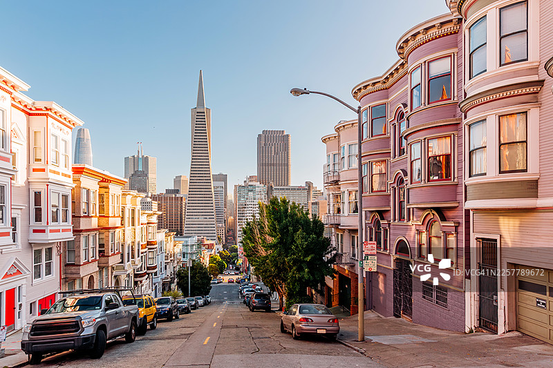 美国加利福尼亚州旧金山金融区的摩天大楼和电报山区的居民住宅图片素材