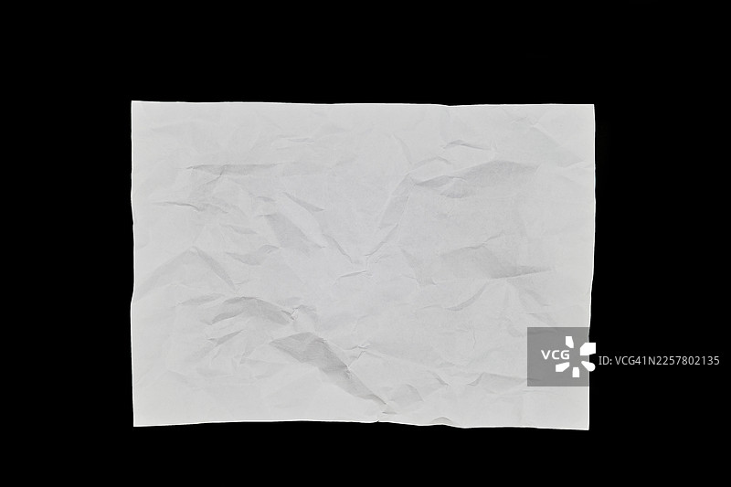 黑色背景上的揉皱纸张图片素材