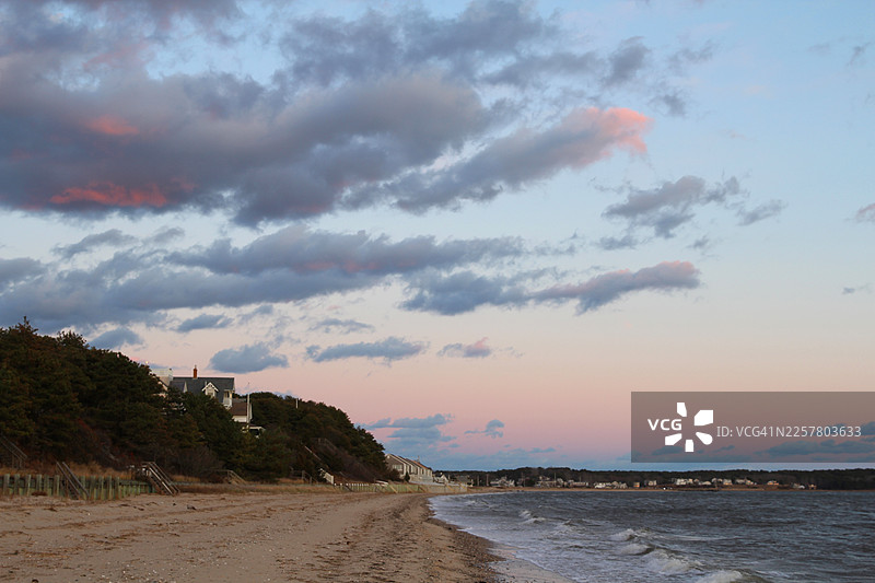 日落时分，科德角粉色天空下的魔幻云彩。马萨诸塞州惠灵顿的梅奥海滩。图片素材