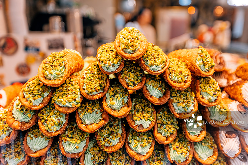 意大利威尼斯面包店橱窗里的开心果口味奶油卷图片素材