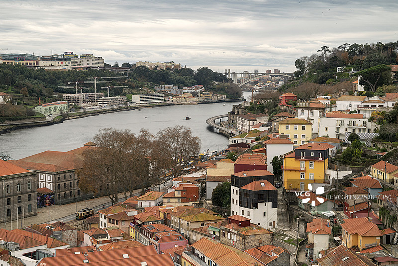 杜罗河上的阿拉比达大桥，波尔图和维拉诺瓦德盖亚城市景观图片素材