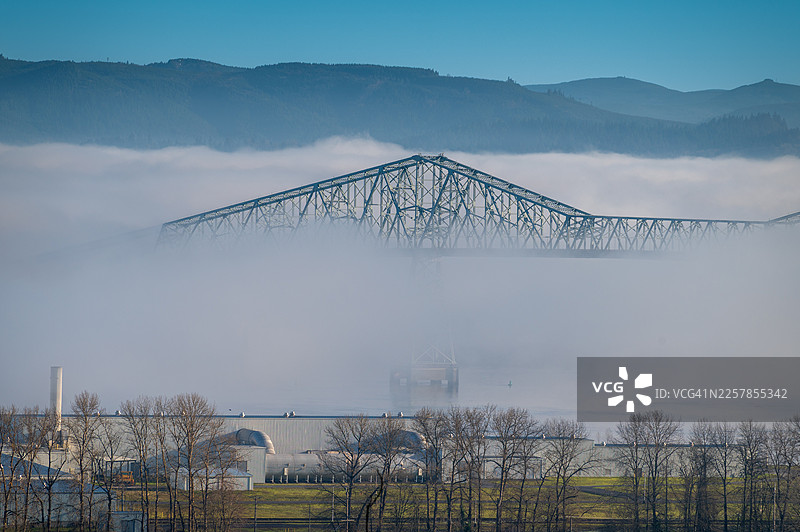 刘易斯和克拉克大桥是一座悬臂式钢桁架桥梁，主跨1200英尺，位于哥伦比亚河上空200英尺处。图片素材