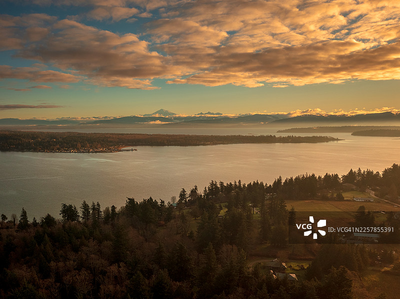 从空中俯瞰卢米岛和黑尔通道，背景是贝克山和双姐妹山。图片素材