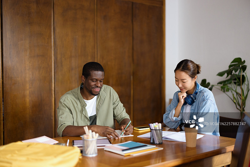 大学生在大学图书馆协作学习图片素材