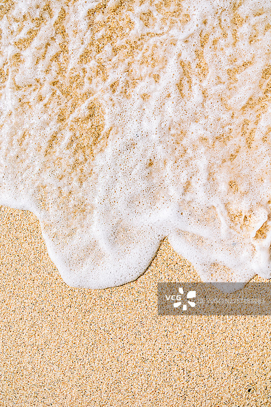 海浪拍打着金色沙滩图片素材