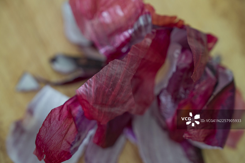 成长过程中时间转化的概念摄影；剥洋葱、切洋葱图片素材