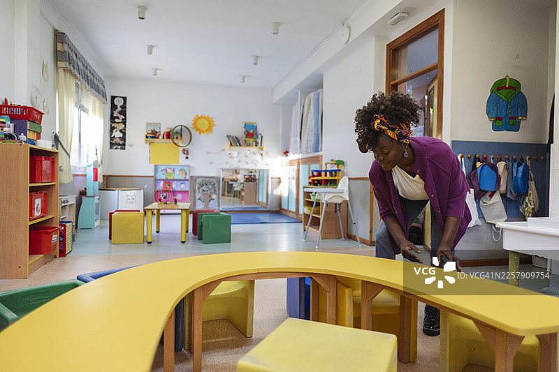 女教师为幼儿教育组织教室图片素材