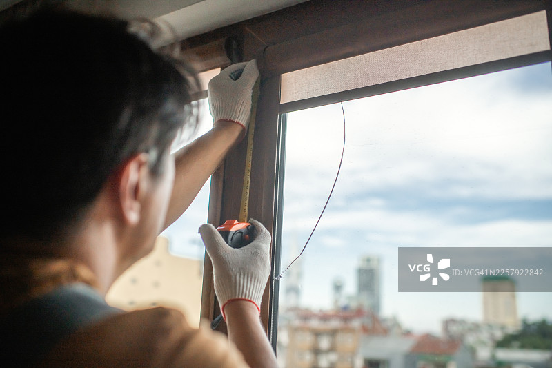 男人更换破碎的窗户玻璃图片素材