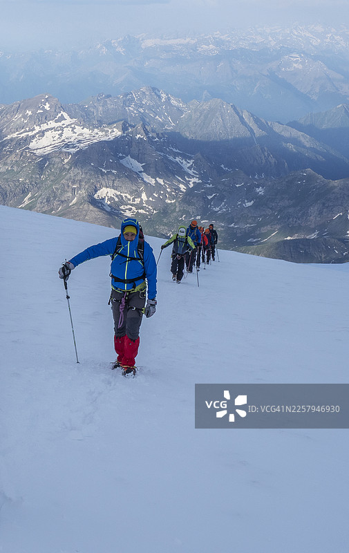 登山队攀登阿尔卑斯山冰川图片素材