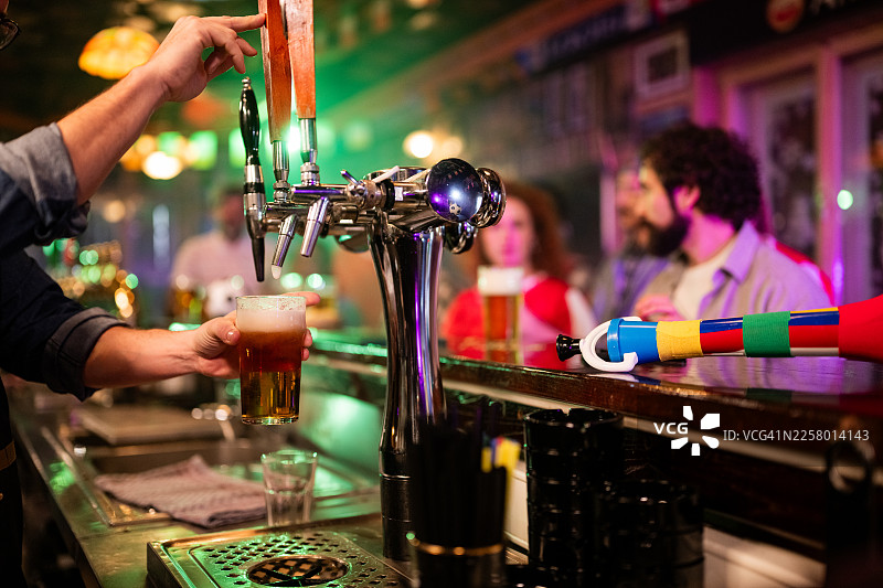酒保在酒吧里倒新鲜的生啤图片素材