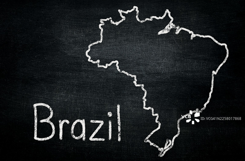 黑色黑板上的巴西粉笔地图图片素材