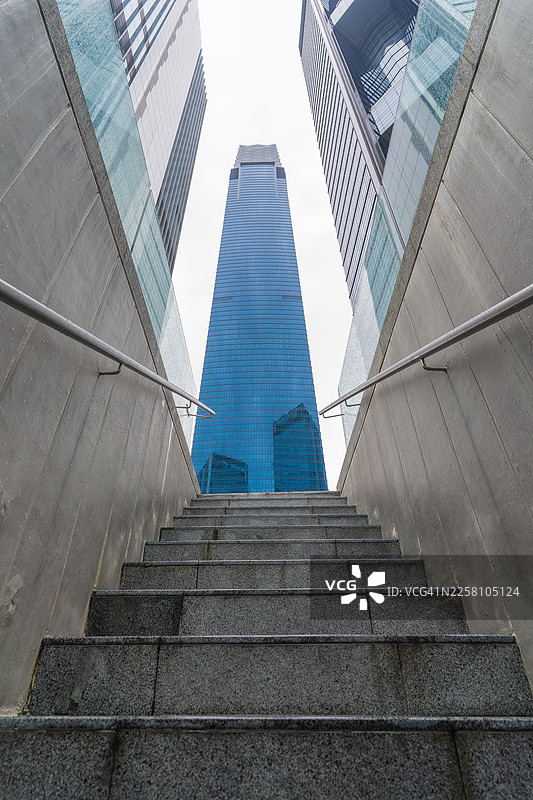 通往现代摩天大楼的空旷城市楼梯图片素材