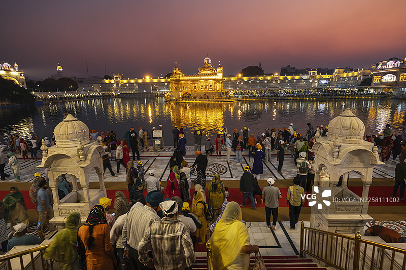 印度阿姆利则金庙的信徒图片素材