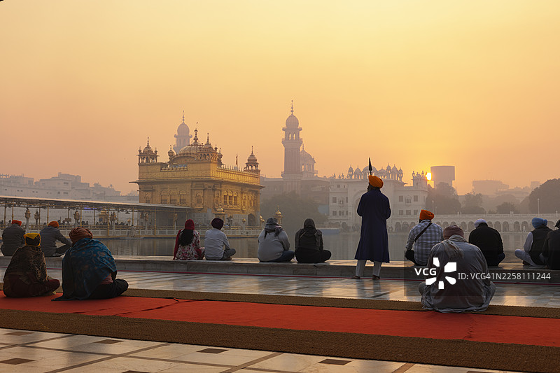 印度阿姆利则金色寺庙的日出图片素材