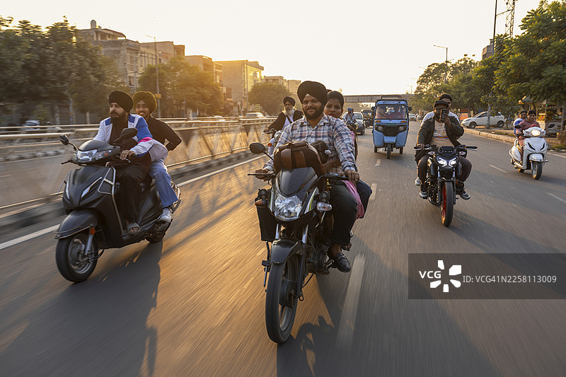 印度阿姆利则附近高速公路上的摩托车图片素材
