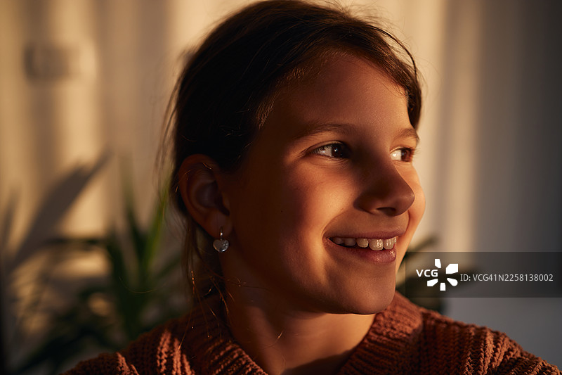 美丽的女孩在室内享受阳光图片素材