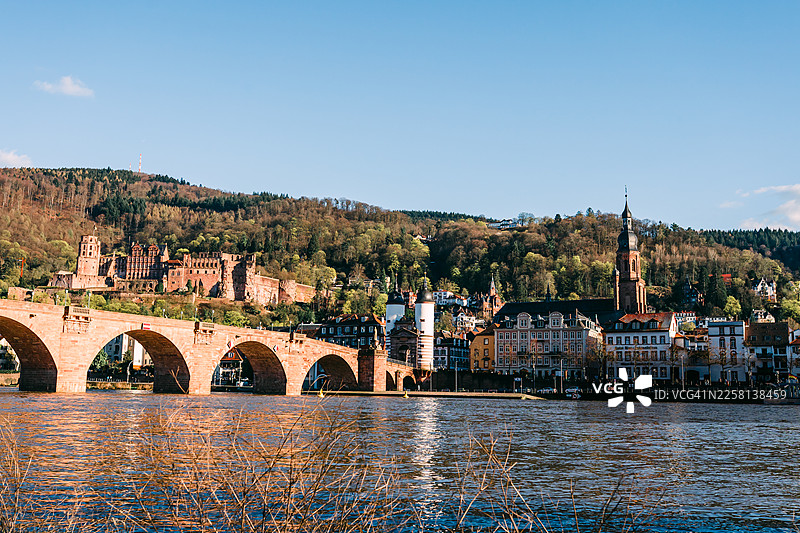 德国海德堡老城，卡尔·特奥多桥与城堡图片素材