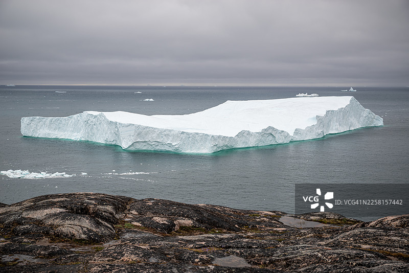 格陵兰伊卢利萨特冰湾中漂浮的巨大冰山，它代表了北极景观的剧烈变化以及气候变化对冰川造成的严峻影响图片素材